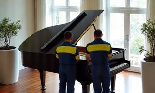 Transport sécurisé d’un piano à queue dans un salon lumineux.